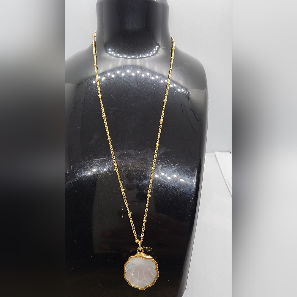 Elegant Gold Necklace with White Pendant